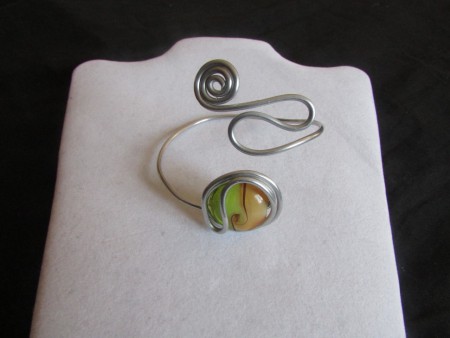 bracelet alu argenté 2mm, perle en verre orange ,vert