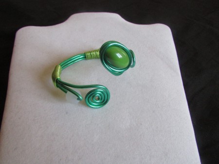 bracelet alu vert 2mm, perle acrylique verte