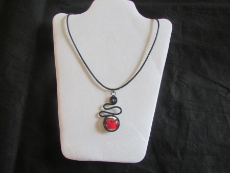collier cordon satiné, pendentif alu noir 2mm perle en verre rouge