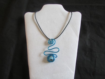 collier cordon satiné, pendentif alu 2mm , perle en verre turquoise